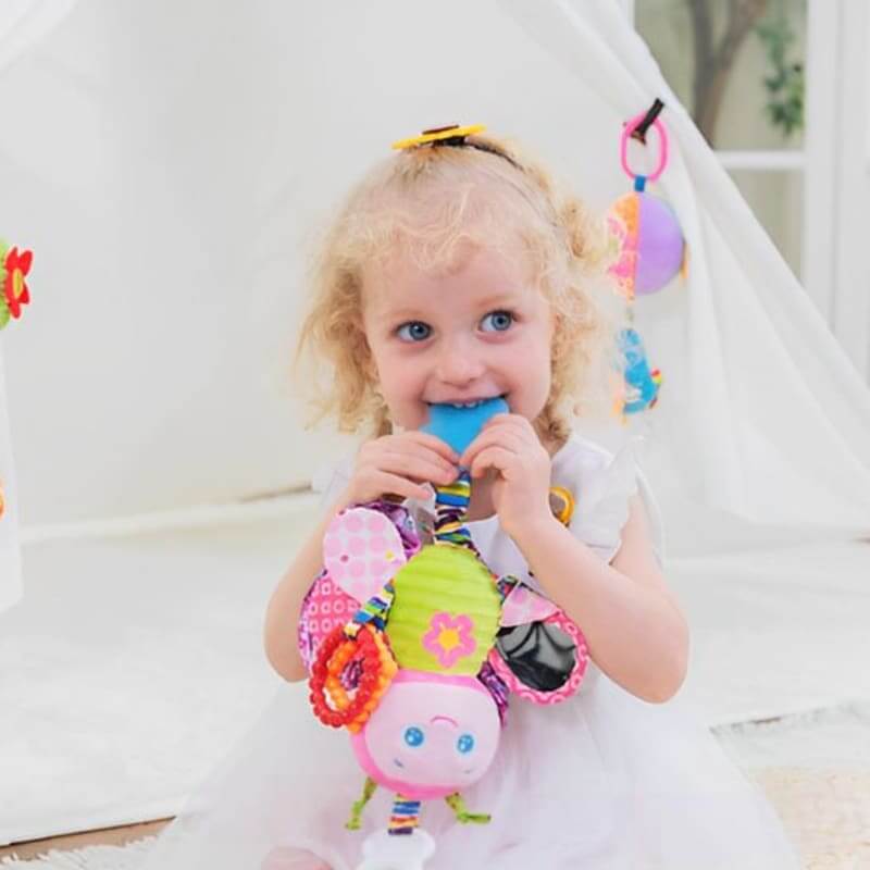 enfant-explorant-les-textures-d-un-hochet-montessori-educatif