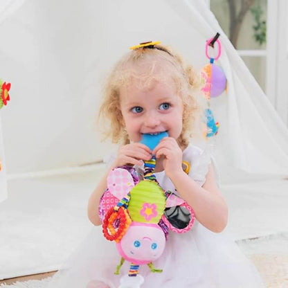 enfant-explorant-les-textures-d-un-hochet-montessori-educatif