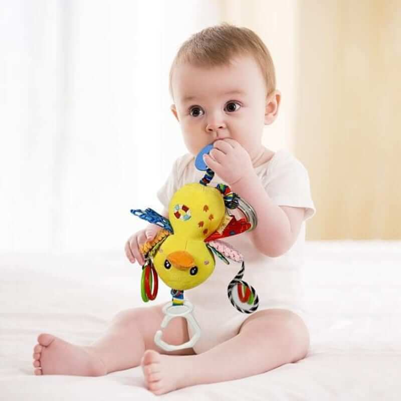 hochet-montessori-pose-sur-un-tapis-d-eveil-doux-pour-bebe