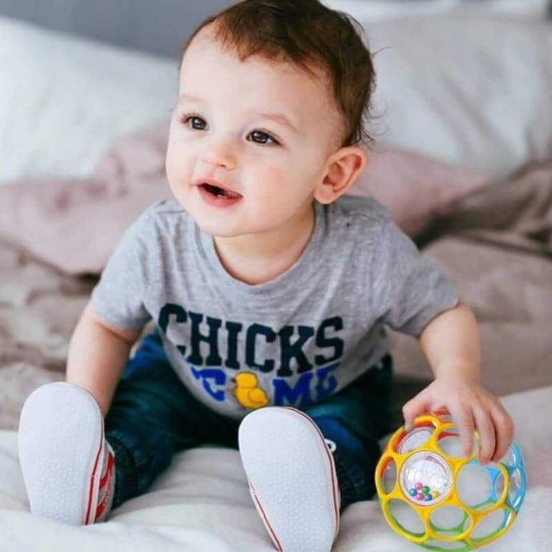 hochet-balle-éducatif-stimulant-les-sens-visuels-et-auditifs