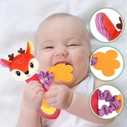 nouveau-ne-tenant-un-hochet-de-dentition-ergonomique