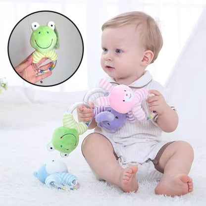 Maman-et-bébé-interagissant-avec-un-hochet-dentition-bébé-sûr-et-lavable