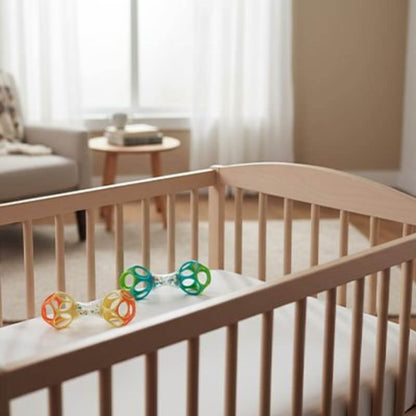 bebe-explorant-les-textures-dun-hochet-bebe