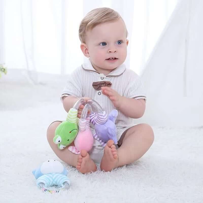 Maman-et-bébé-interagissant-avec-un-hochet-dentition-bébé-sûr-et-lavable